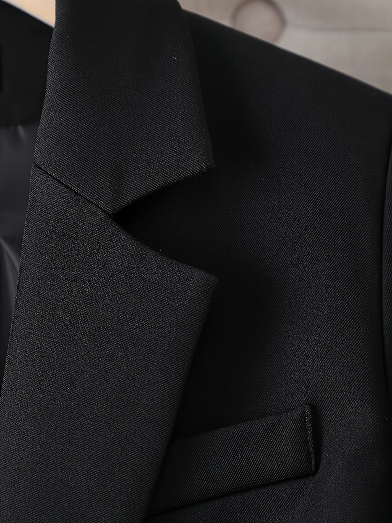 Classic tailored single-button blazer for women